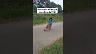 Download lagu Pertama kali belajar sepeda roda 2 😱. langsung bisa.. #shortskid #belajarsepeda mp3