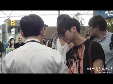 [FANCAM] 120502 Handsome Jonghyun Eye Contact V Sign @ Incheon Airport