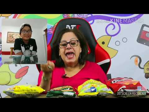 Reagi a idosos provando salgadinhos