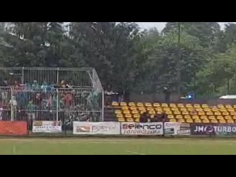 "Zostaw kibica..." - kibice Naprzodu próbowali zerwać flagę kibicom Staru Starachowice | 22.05.2024