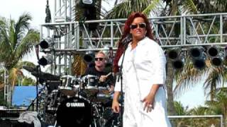 Wynonna Judd sings &quot;I hear you knocking&quot;, Miami beach, Feb., 5th, 2010
