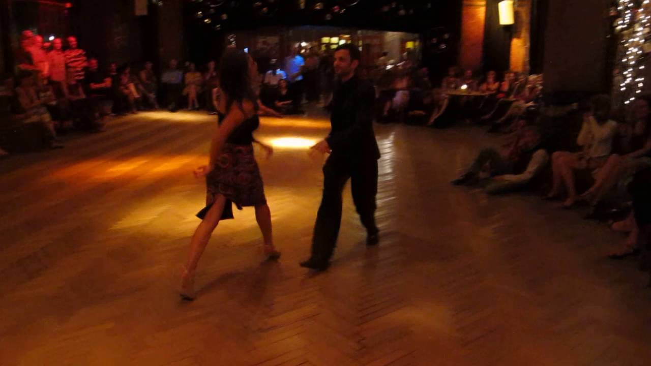 Bruno Tombari y Rocío Lequio, Violetas Tanturi : Castillo