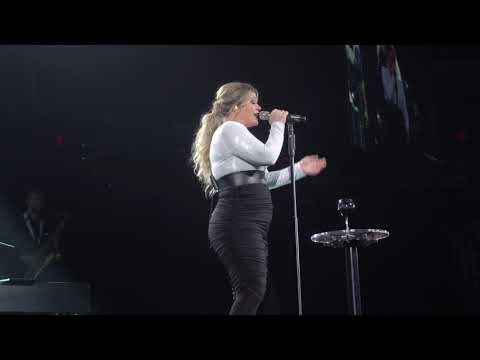 Kelly Clarkson covers "The Weight" by Aretha Franklin - (2019-02-01) - Glendale, AZ