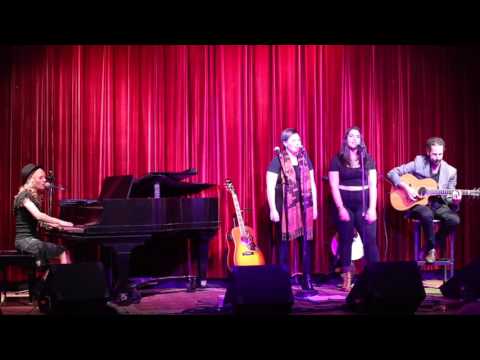 Jennie Laws Performs 'Free'