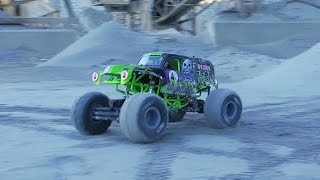 GRAVE DIGGER MONSTER JAM  FREESTYLE! - Axial SMT10 crushing it!