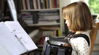 Elvira øver accordion  - Se den lille kattekilling