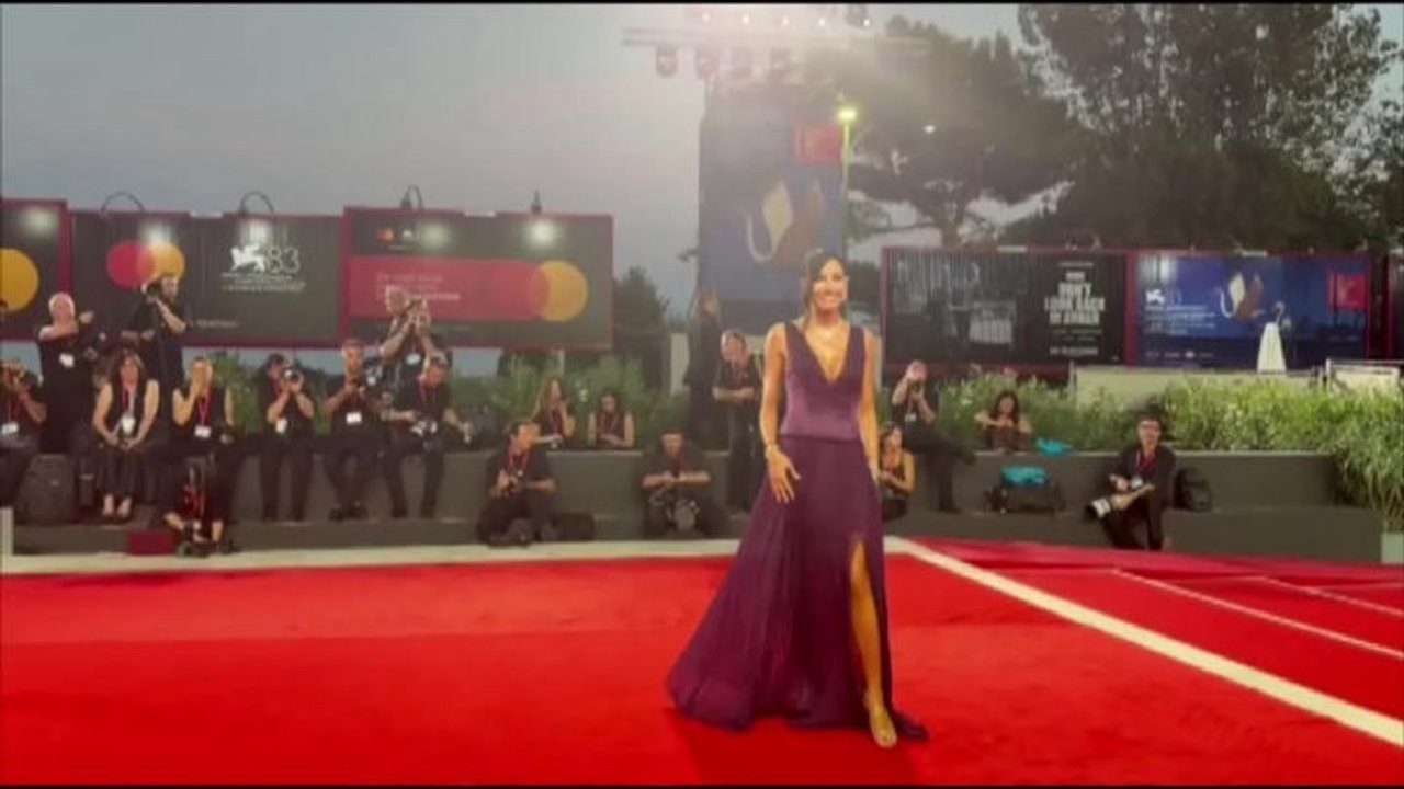 Venezia 83, Elisabetta Gregoraci sul red carpet sfida la scaramanzia e sfila in viola