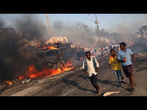 مقتل 22 على الأقل في تفجير سيارتين ملغومتين بالعاصمة الصومالية