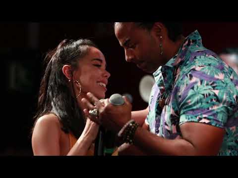 Orishas y Beatriz Luengo durante una actuación en Madrid