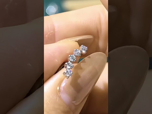 Vídeo relacionado con limerencia Pares hipoalergénicos en titanio puro G23, Pendientes ligeros de circonita cúbica, joyería piercing para mujeres, niñas y adolescentes. (5mm, Butterfly Clasp)