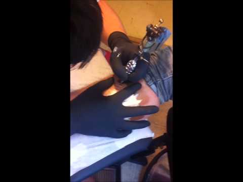 Jockiboi blir tatuerad.