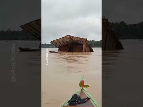 Rio Tarauacá arrasta casa inteira no município de Jordão - AC