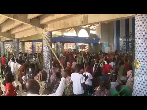 شاهد المسيحيون ينظمون مسيرات أحد الشعانين في ساحل العاج