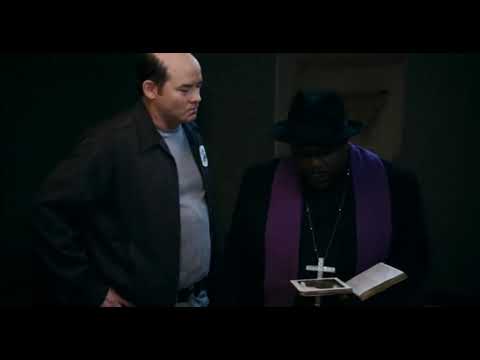 Дом с паранормальными явлениями святой отец. Черный священник. Дом с паранормальными явлениями отец дак. Дом с паранормальными явлениями ужасы 2007. Отец дак.