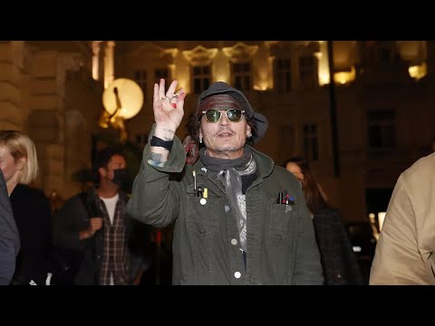 Johnny Depp dorazil na karlovarský filmový festival 26.8.2021 Přivítal fanoušky.