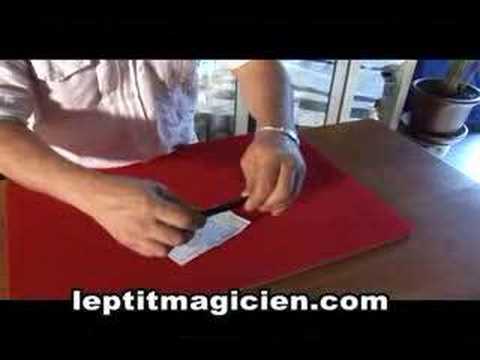 Voir la vidéo du Stylo Qui Traverse Le Billet