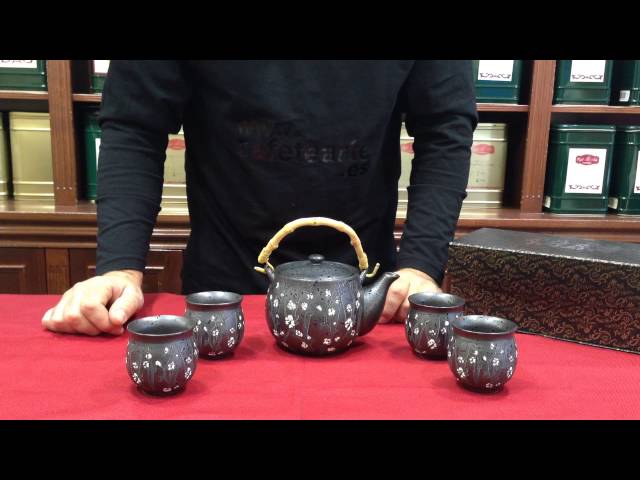 Vídeo relacionado con DUJUST Juego de 4 tazas de té y platillos (220 ml), Juego de tazas de té de lujo con adornos dorados, Tazas de café negras con soporte de metal, Juego de fiesta de té de porcelana británica - Negro