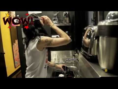 Alaska pilla a Mario bebiendo cerveza a las 9 de la mañana