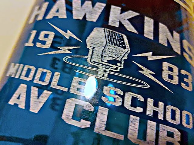 Vídeo relacionado con Stranger Things Hawkins Middle School AV Club 1983 Camiseta, Azul Claro, M para Hombre