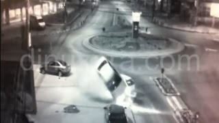 preview picture of video 'Accident spectaculos în sensul giratoriu din Burdujeni. Imagini de pe camera de supraveghere'