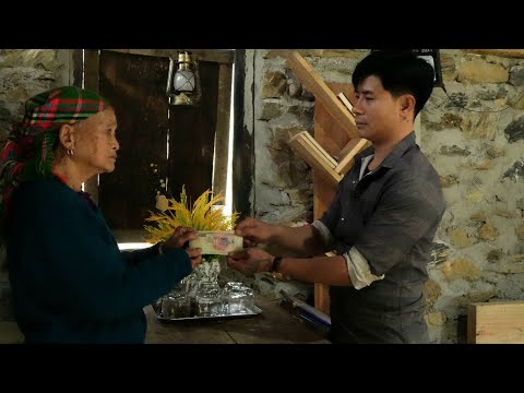 CEO Trieu Khang unexpectedly paid a salary to an elderly single woman as a form of encouragement.