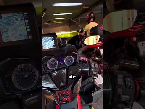 Intentó meter su motocicleta en el ascensor usando la tarjeta de otra persona!