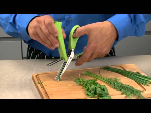 Vídeo relacionado con Magníficas - Tijeras de cocina resistentes con cubierta de seguridad y regalo extra, mango suave y tijeras multifuncionales, corte de carne y aves, corte de hierbas
