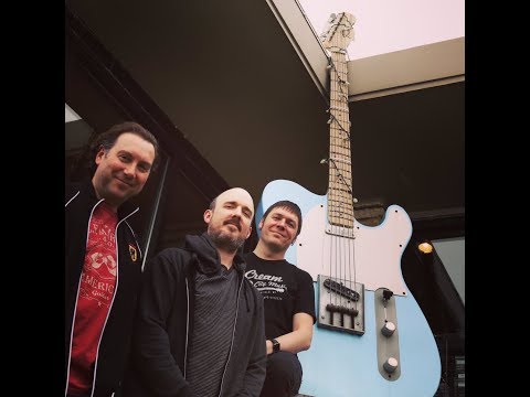 CREAM CITY MUSIC: A Tale Of Two (Really Big) Guitars