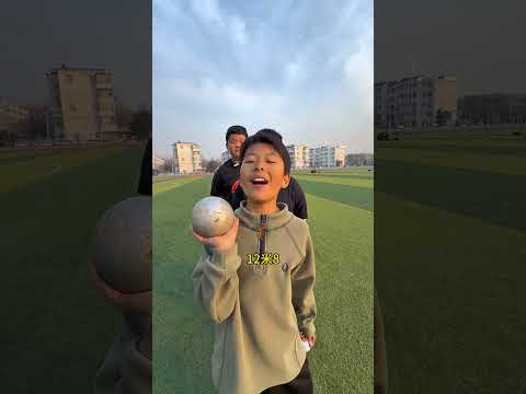 小学生扔铅球！多少算远？ #体育生 #田径 #铅球 #暖系跑 #暖冬运动场