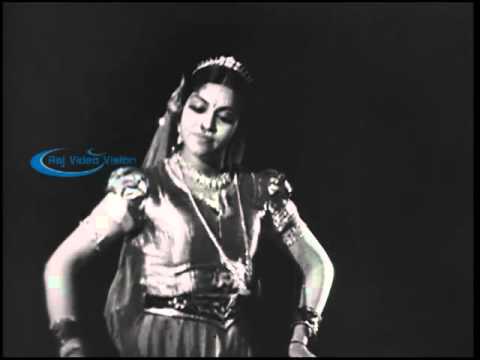 Mangamma Sabatham 1943 --   Vasunthara Devi Glamorous Dance