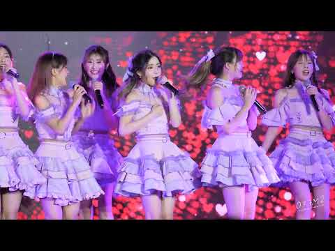 BNK48 Pakwan - Tsugi no Season @ The Magical Christmas, The EmQuartier [Fancam 4K 60p] 221225