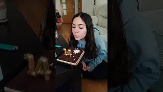 Bommeran soplando la tarta
