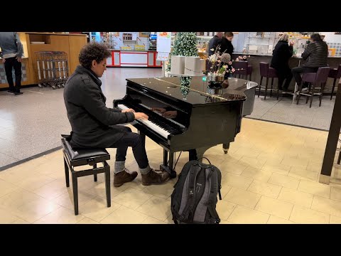 What happens, when a Pianist plays at a Karstadt Shopping Restaurant?