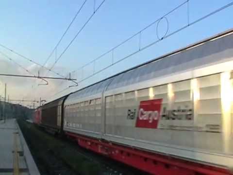 E190.002 Taurus rossa OBB con merci austriaco in transito al binario 24 a Roma Tiburtina