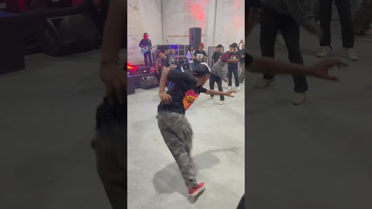 Twostep yak?? #hardcore #moshing #moshpit #twostep #gigs #crowd