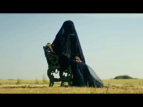 Трейлеры Женщина во дворе