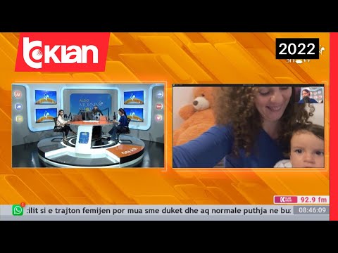 Mamaja pro puthjes në buzë, vajza 1 vjeçe "kundërshton" me ulërima