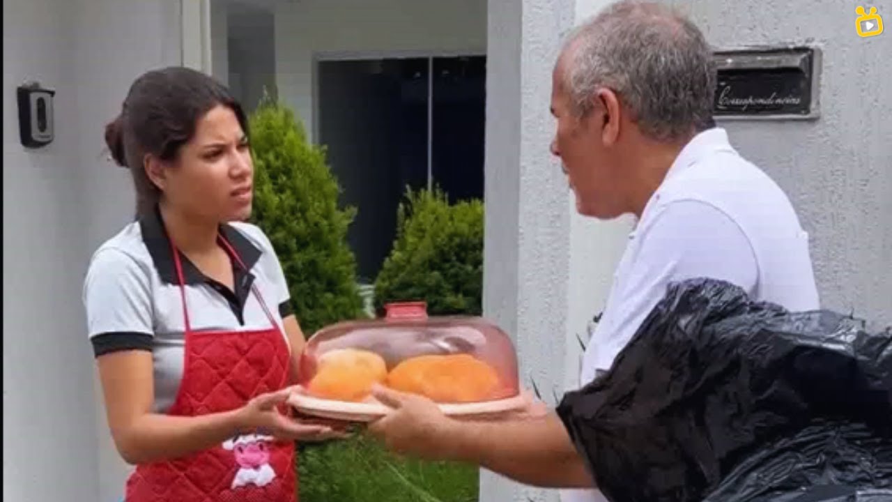 Ela foi demitida apenas por ajudar esse senhor, mas o jogo virou. (FILME COMPLETO)