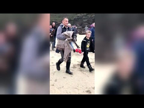 Dying Dog Goes For One Last Walk On Beach With Owner And Hundreds Of Strangers