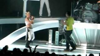 No Doubt Toronto June 16 - Let's Get Back (Gwen sings with a fan, wrong lyrics off internet)