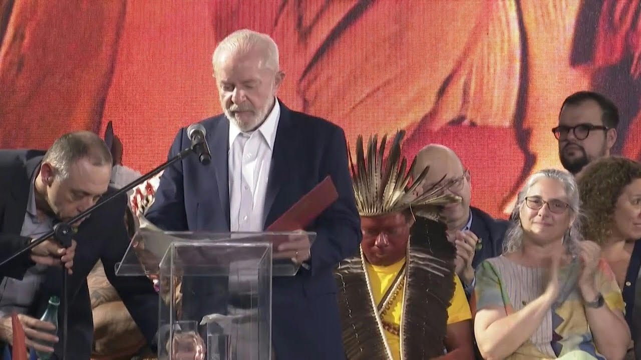 Lula: ‘Devolução de manto sagrado marca nova história para indígenas’ | AFP