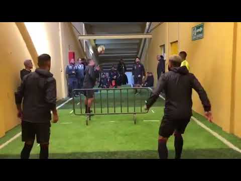 Arrascaeta, Gabigol, Everton Ribeiro e Pará brincam nos corredores do estádio da LDU