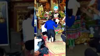 preview picture of video 'Bà đồng tung lộc tại đền Ông Bảy bảo hà'