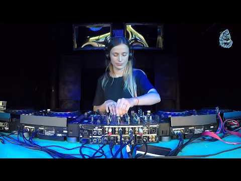 The Blue Oyster: Mia Twin