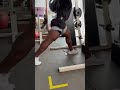 Entrenamiento de cuádriceps y glúteo en máquina Smith