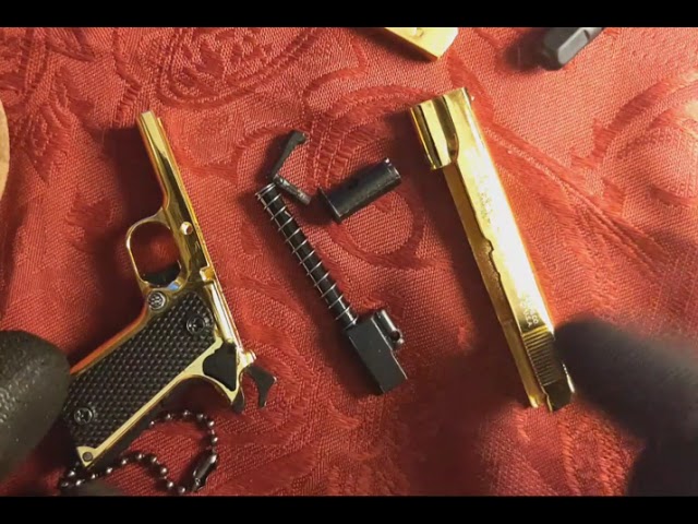 Vídeo relacionado con Zhongren 1911 Tactical Mini Pistola Keychain 1:3 Metal Gun Shape Keychain con parti mobili Realistico Gun Model Collection Pendant Bag Charm per gli uomini Army Fan Gift (Dorado)