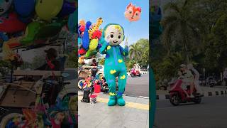 The Wheels On The Bus Dance🍉 Cocomelon enjoy the music with Balon🎈