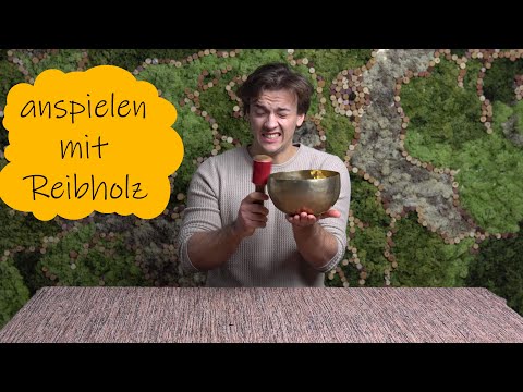 Klangschalen anspielen mit Reibholz: Erfahren Sie in diesem Video, wie Sie die Klangschale zum Schwingen bringen.