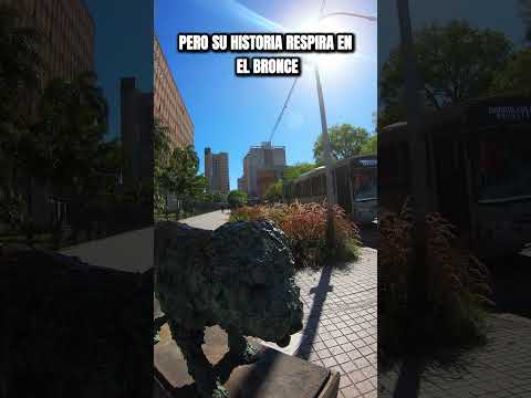La Escultura del Perro Fernando: Un Tesoro Emocional de Resistencia