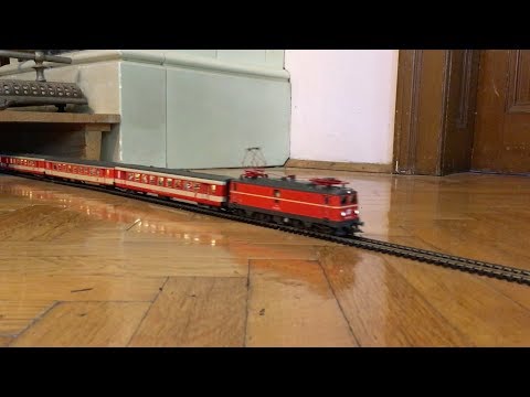 Roco 1041 mit verschiedenen typischen Zuggarnituren